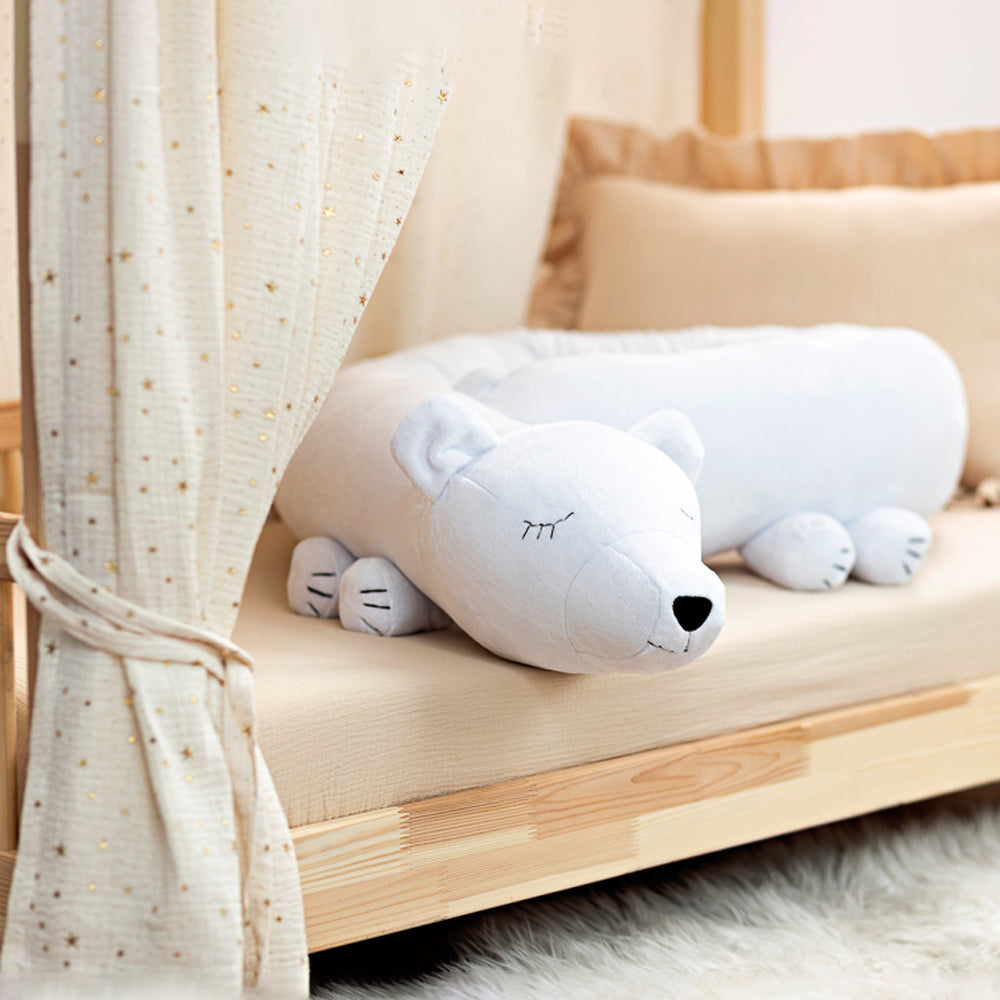 Weiche Bettschlange und Spielkissen in Eisbär-Form, ideal als gemütlicher Kuschel- und Schlafbegleiter im Kinderzimmer.