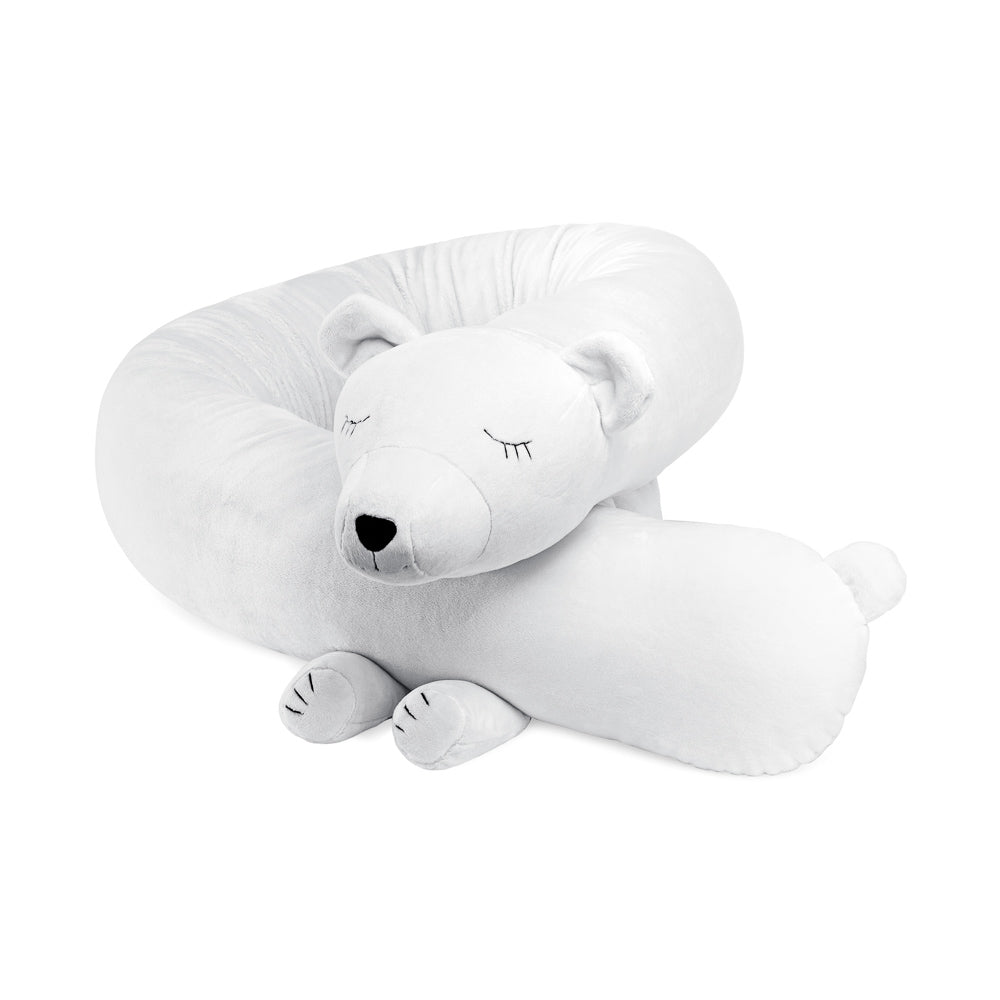 Weiche, weiße Bettschlange und Spielkissen in Eisbärform zur sicheren und kuscheligen Begleitung im Kinderzimmer.