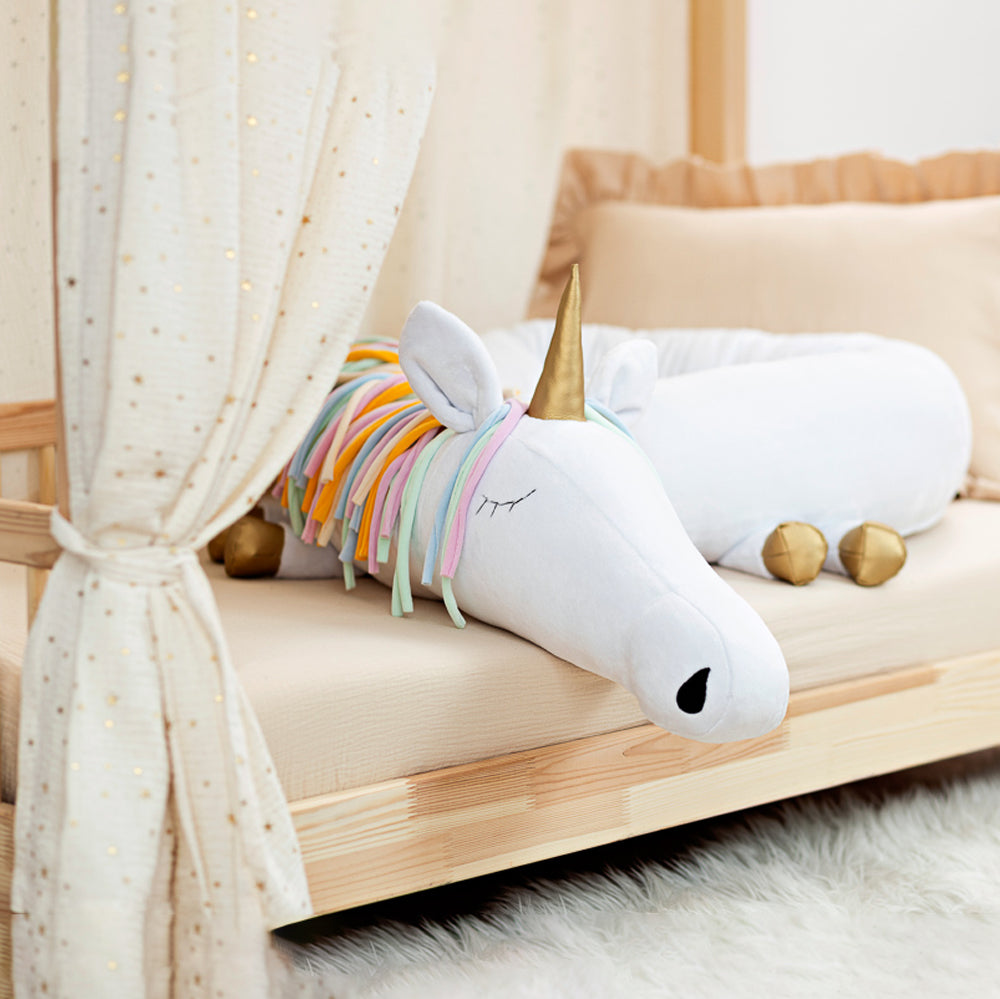 Weiche Bettschlange und Spielkissen Einhorn mit Regenbogenmähne und goldenem Horn, ideal für Kuscheln und sicheren Schlaf im Kinderzimmer.