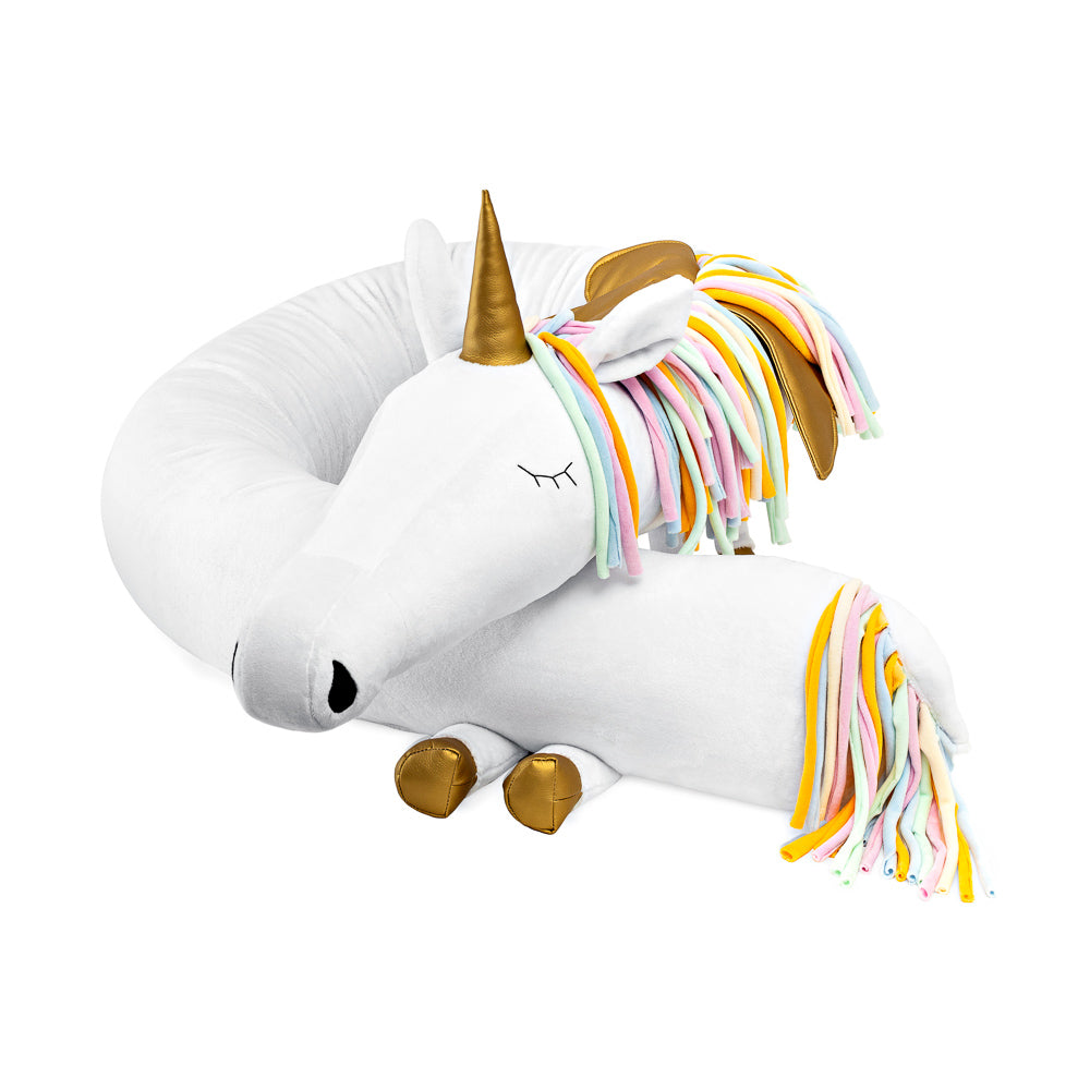 Weiche weiße Bettschlange und Spielkissen in Einhorn-Design mit buntem Schweif und goldenem Horn, ideal für Kinderzimmer und Kuschelzeit.