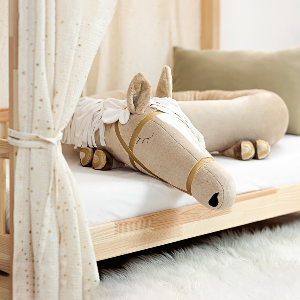 Weiche Bettschlange in Pferdeform mit flauschiger Mähne, ideal für Geborgenheit und Sicherheit im Kinderbett.