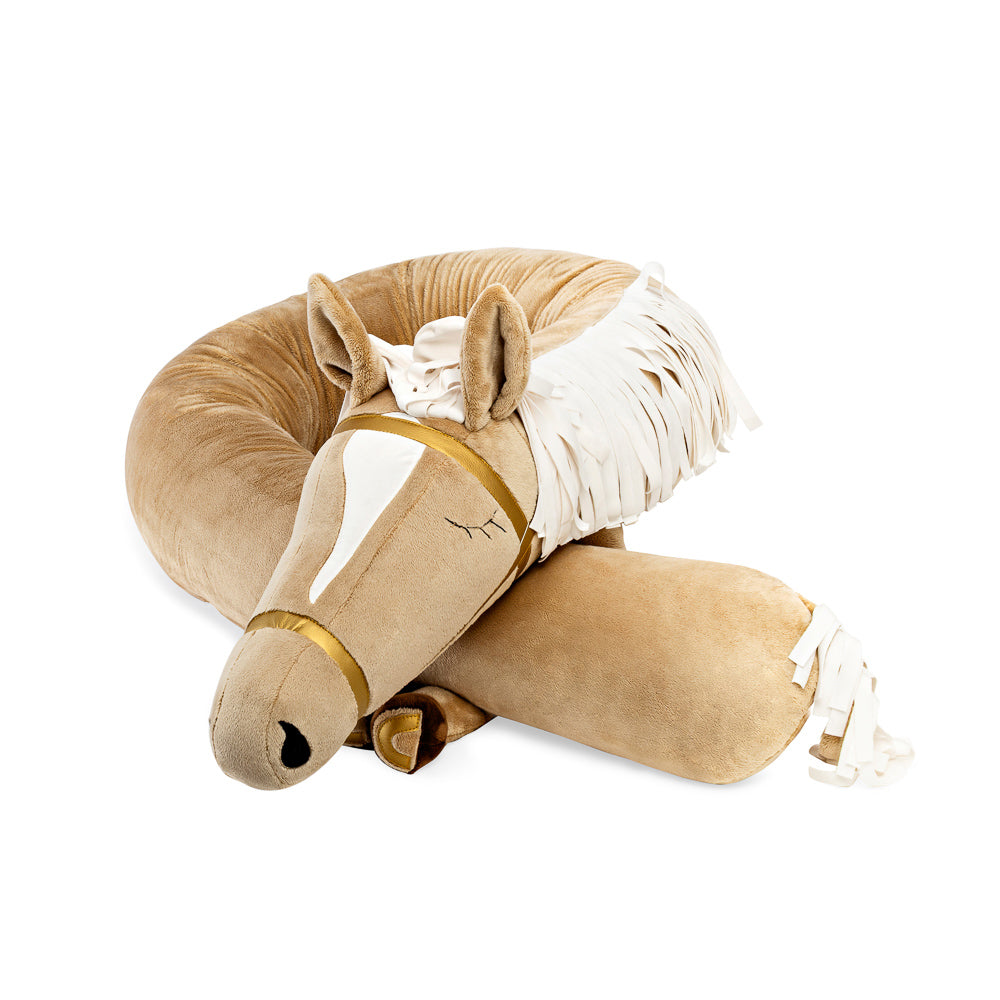 Kuschelige Bettschlange und Spielkissen in Pferdeform, weich und handgefertigt für Geborgenheit und sicheren Schlaf im Kinderzimmer.