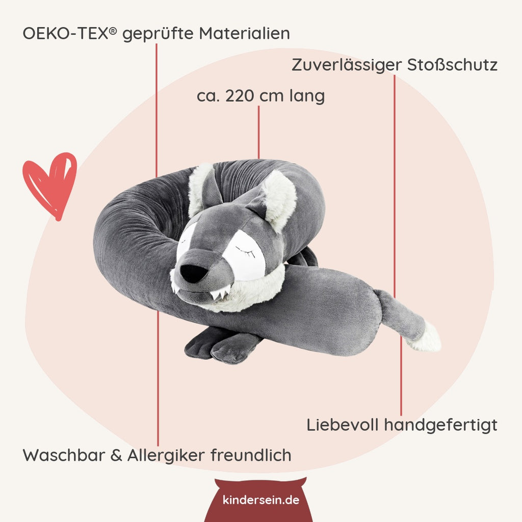 Weiche, 220 cm lange Bettschlange Wole der Wolf aus OEKO-TEX® Material, handgefertigt, waschbar und allergikerfreundlich für sanften Schutz im Kinderzimmer.