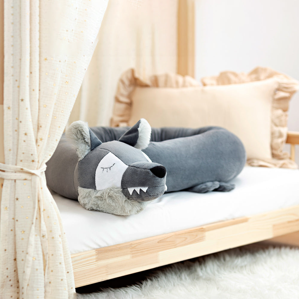 Weiche Bettschlange und Spielkissen Wole der Wolf in Grau, ideal als Schutz und kuscheliger Begleiter im Kinderzimmer.