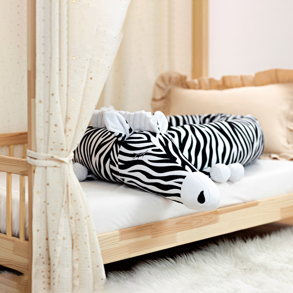 Weiche Bettschlange und Spielkissen im Zebra-Design, ideal für Geborgenheit und Sicherheit im Kinderzimmer.
