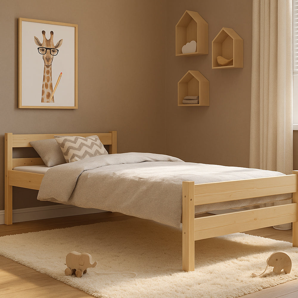 Kinderbett aus natürlichem Kiefernholz mit schlichtem Design, gemütlicher Atmosphäre und flexibler Größe für das Kinderzimmer.