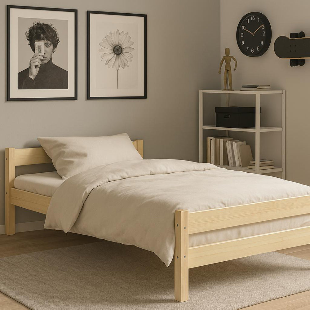 Kinderbett Alex Sweetdreams Basic aus hellem Kiefernholz mit Naturholzgestell, gemütlich eingerichtet in modernem Kinderzimmer.