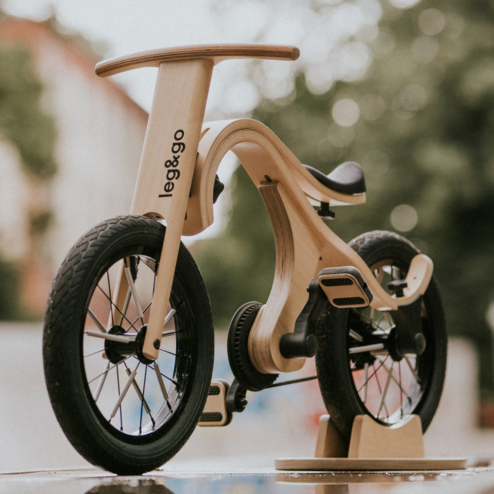 Modulares Laufrad aus Holz mit Reifen und Pedalen, leicht und sicher für Kinderfahrspaß und einfache Umwandlung zum Fahrrad.