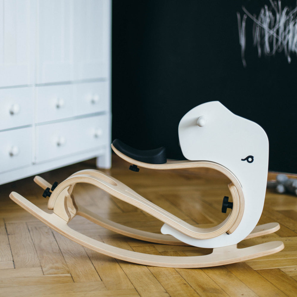 Modernes Schaukelpferd in Elefantenform aus lackiertem Birkensperrholz, perfekt für Babys ab 6 Monaten zur Förderung des Gleichgewichtssinns.