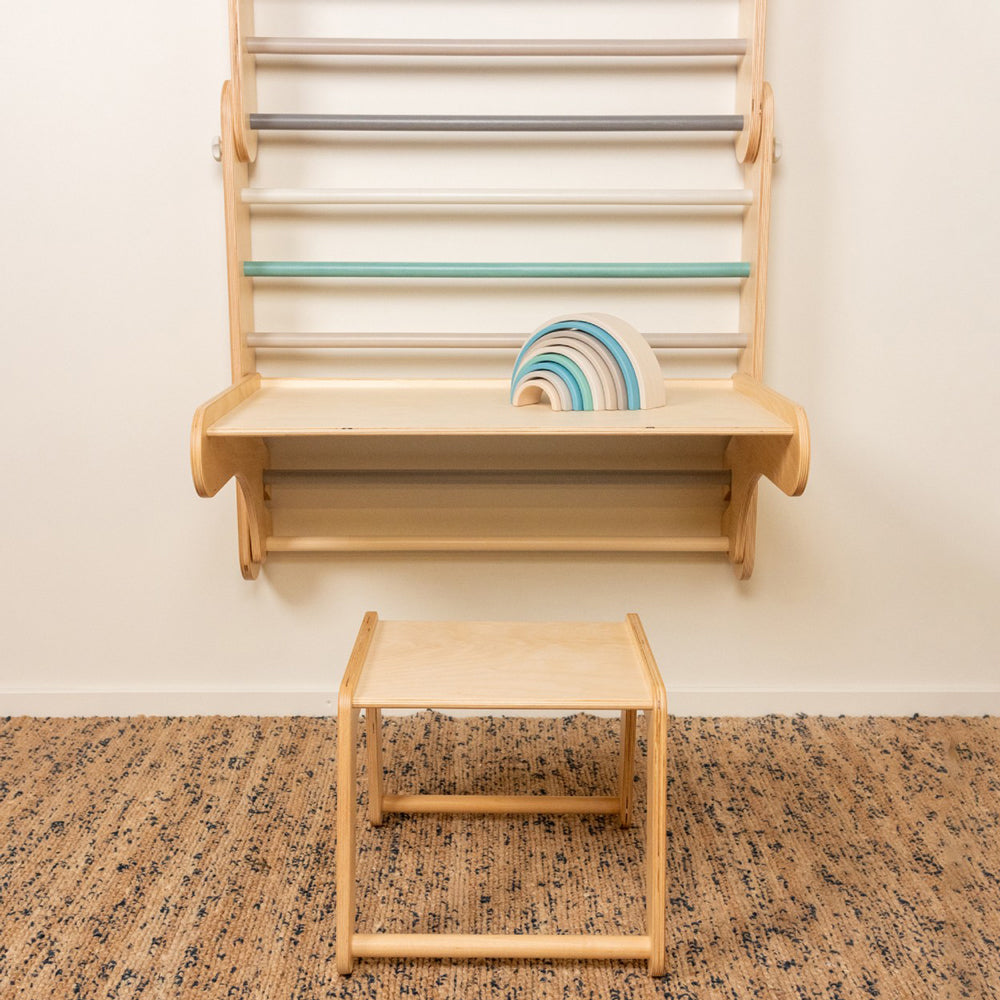 Erweiterungsset aus Birkensperrholz mit Tisch und Stuhl für 2in1 Kletterdreieck, ideal für kreatives Spielen und Lernen im Kinderzimmer.