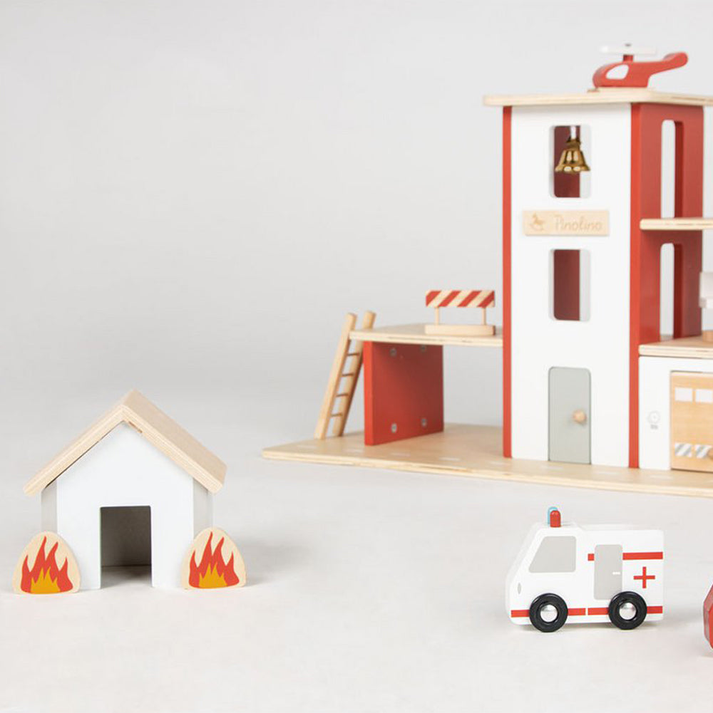 Feuerwehrwache aus Holz mit Zubehör, 12-teilig, ideal für Spielzeug & Spiele, Motorik- & Holzspielzeug, Fahrzeuge & Transport Themenwelt.