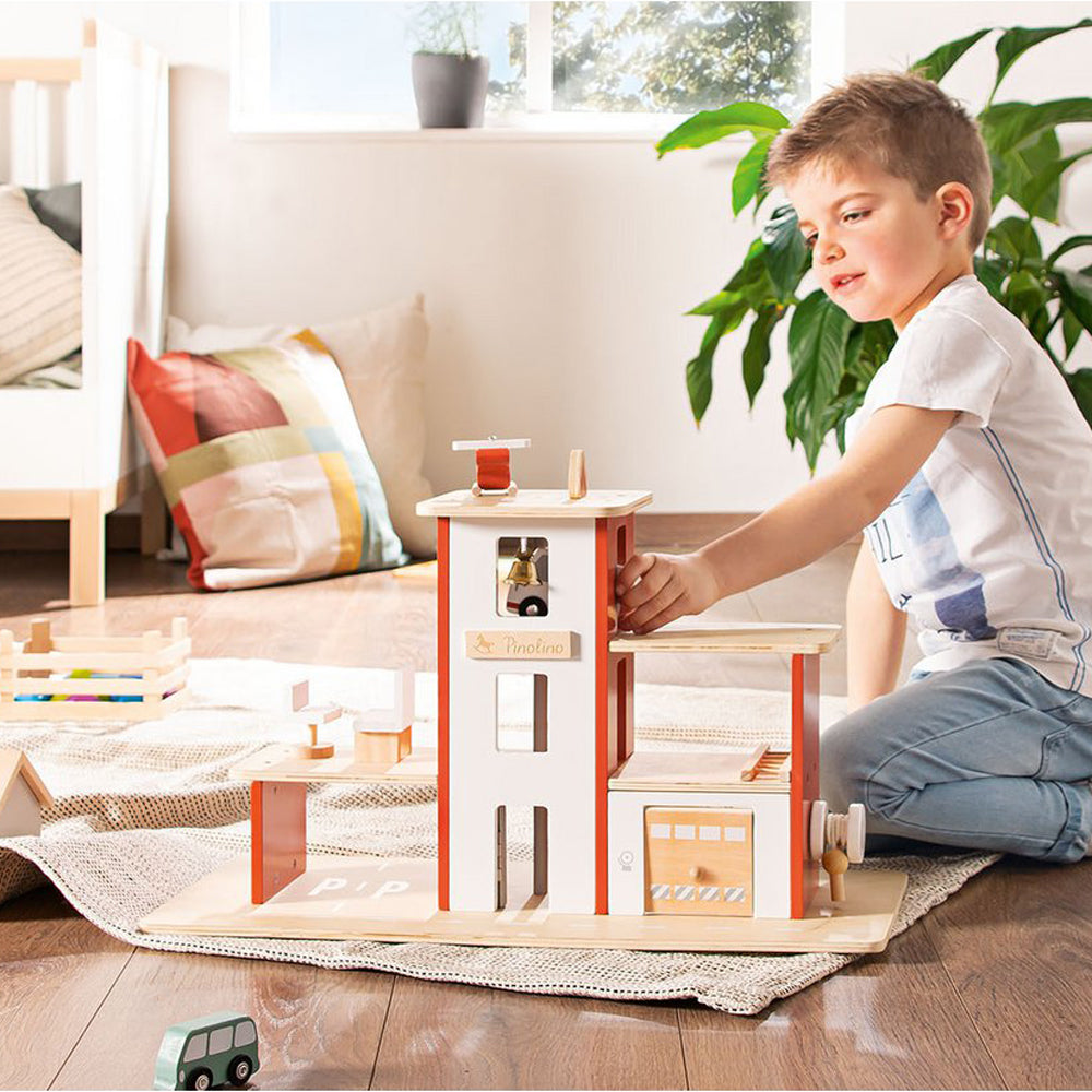 Kind spielt zuhause mit 12-teiligem Feuerwehrwache Holzspielzeug aus Spielzeug & Spiele, Motorik- & Holzspielzeug Kategorie.