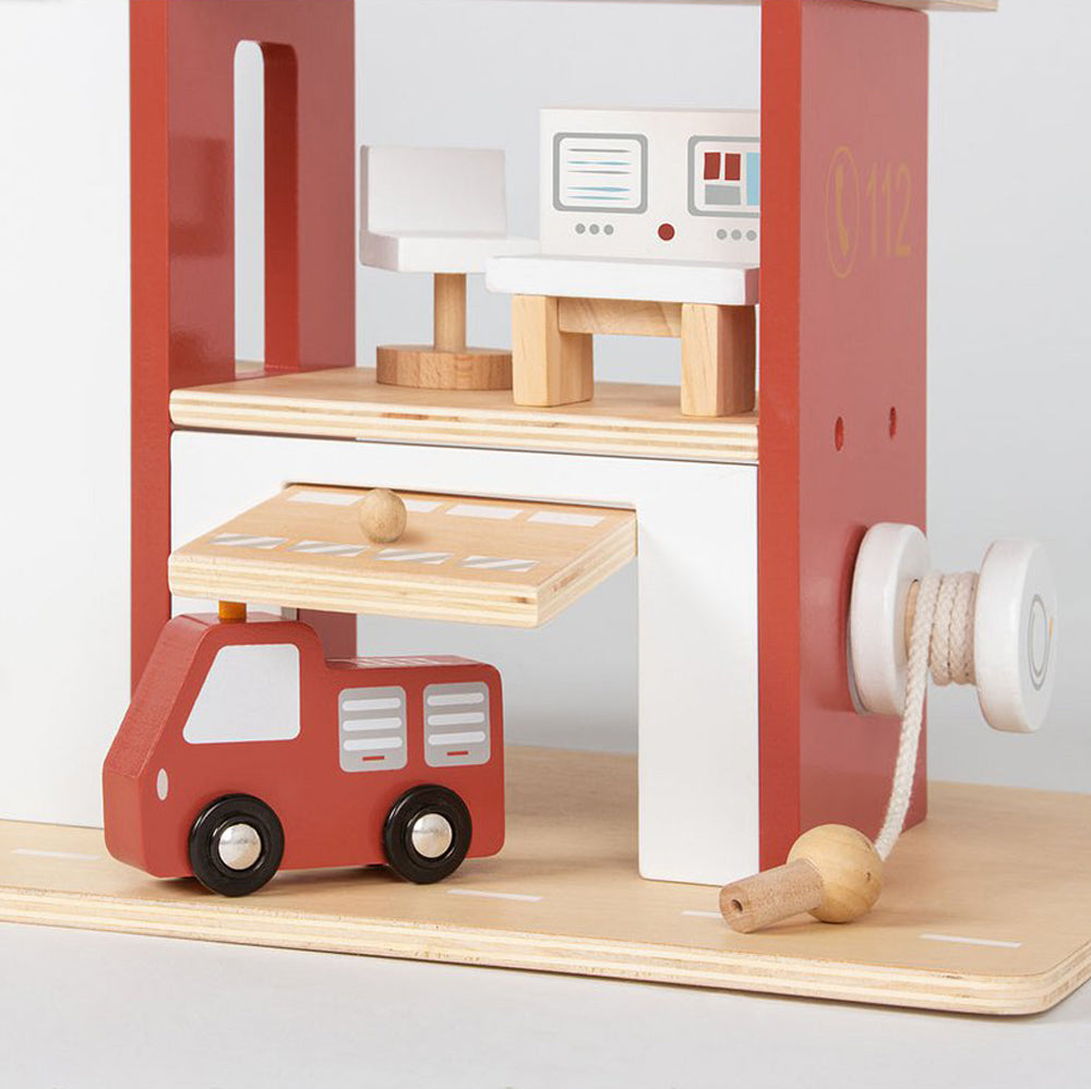 Feuerwehrwache aus Holz mit Zubehör im Set, geeignet für Spielzeug & Spiele, Motorik- & Holzspielzeug, Fahrzeuge & Transport Themenwelt.