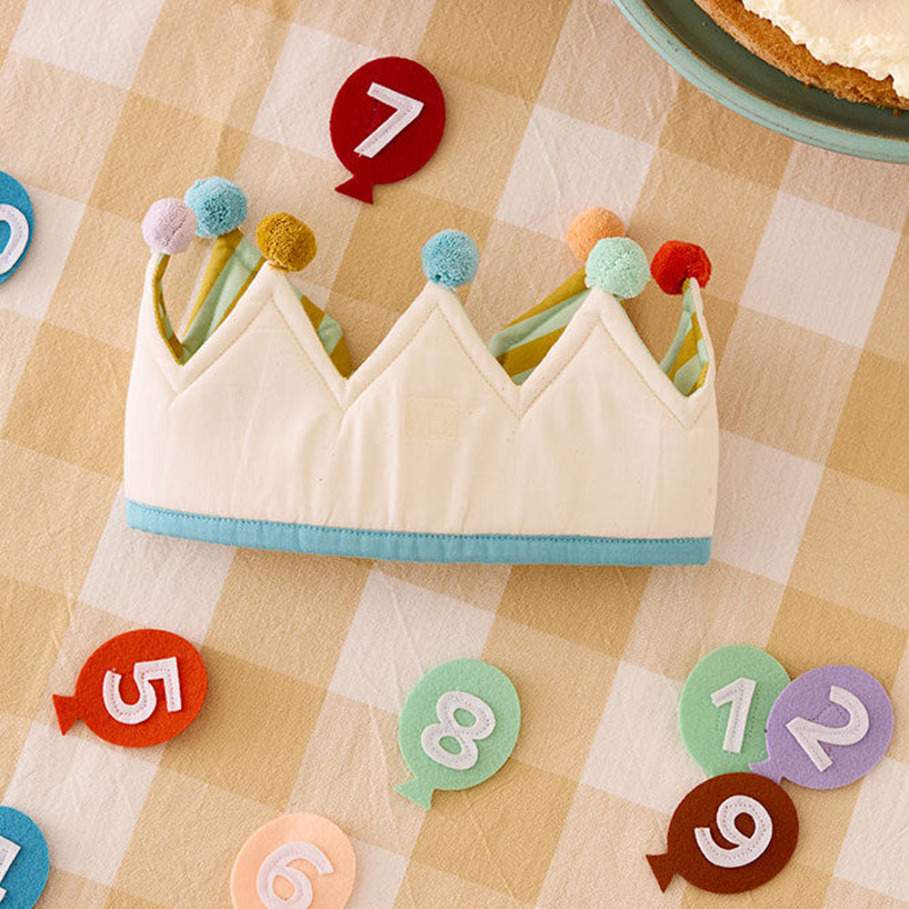 Geburtstagskrone aus Baumwolle mit Zahlen von 1-10, ideal für Geschenke und das gelbe Kinderzimmer.