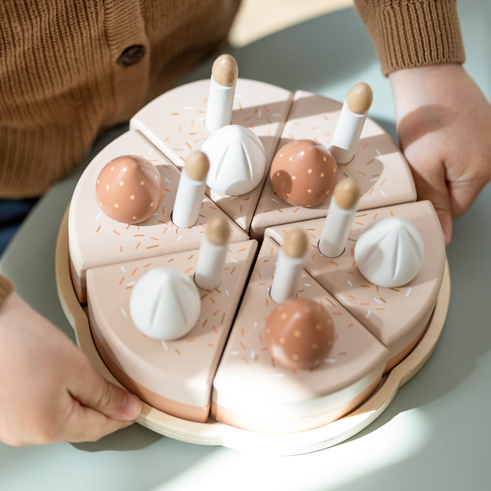 Geburtstagskuchen-Spielset aus Holz für Kinderküchen, 25 Teile, mit bunten Kuchenstücken und Kerzen zum Spielen und Teilen.