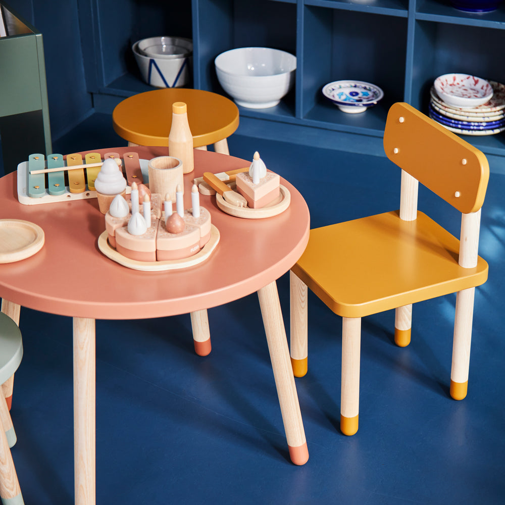 Geburtstagskuchen-Spielset aus Holz für Kinderküchen mit 25 Teilen, liebevoll gestaltet für kreatives und spielerisches Feiern.