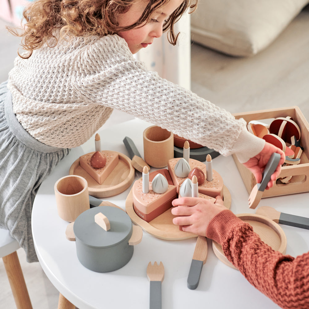 Geburtstagskuchen-Spielset aus Holz für Kinderküchen, 25 Teile mit Kuchenstücken, Kerzen und Zubehör, ideal für kreatives Rollenspiel und Feinmotorik.