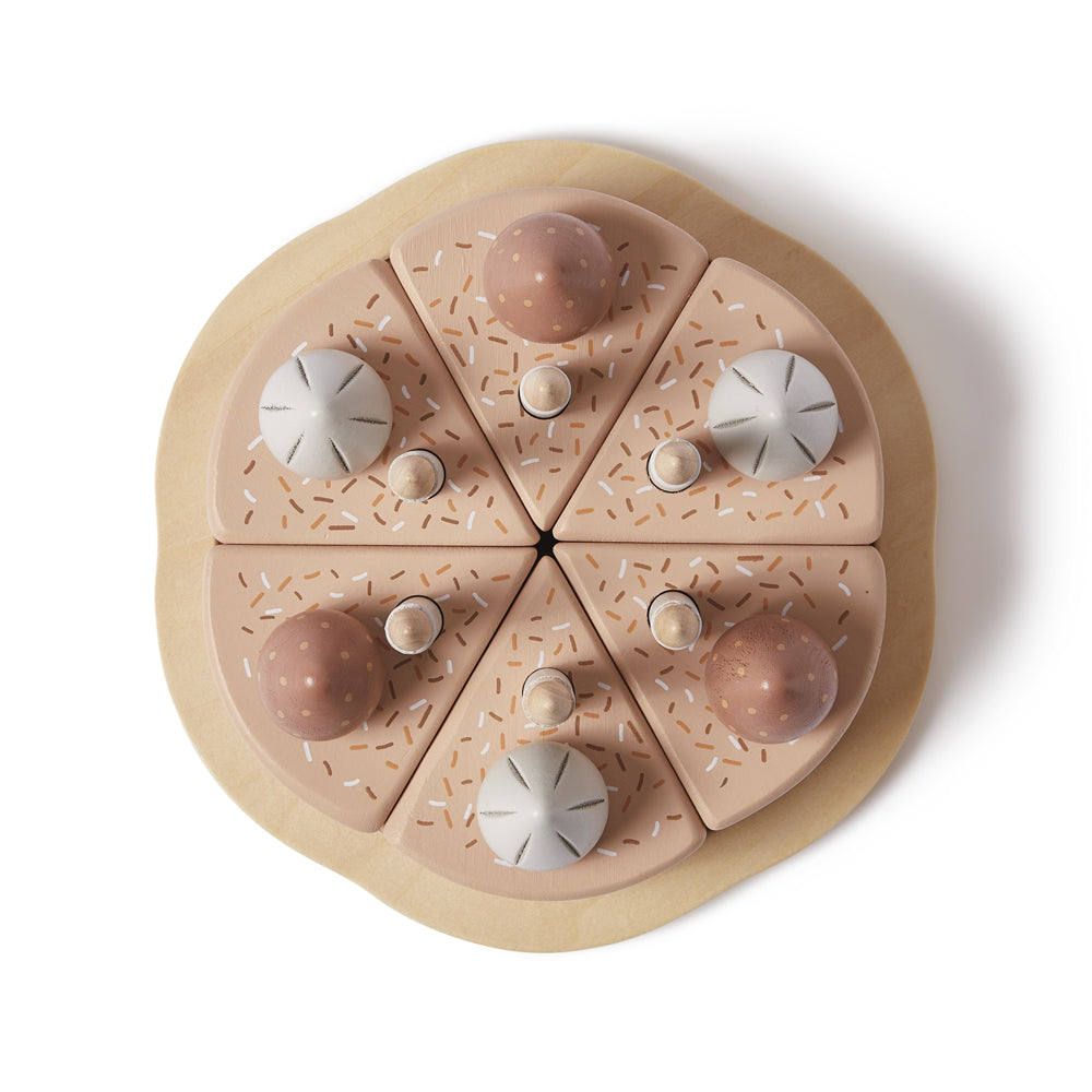 Geburtstagskuchen-Spielset aus Holz für Kinderküchen, 25 Teile, mit sechs Kuchenstücken und dekorativen Elementen in Rosa, Natur und Hellblau.