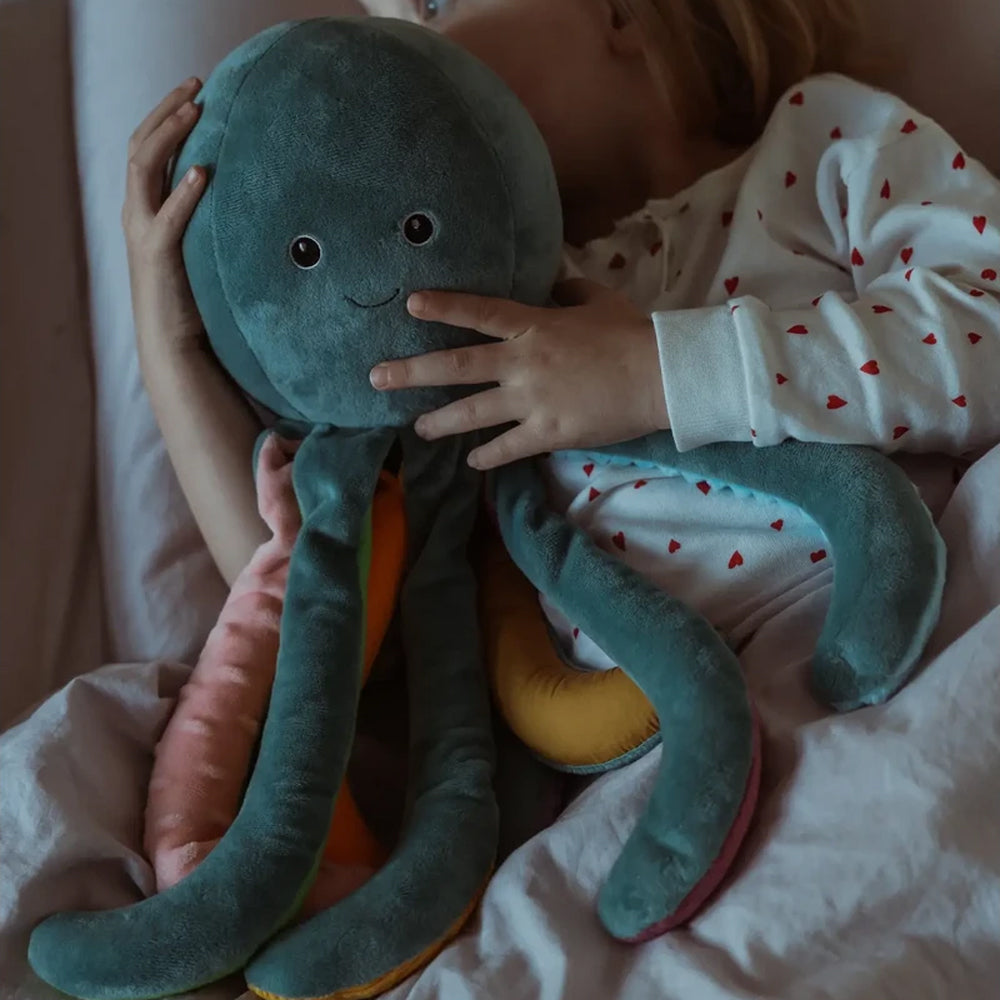 Kind hält Gewichts-Kuscheltier Plüsch-Oktopus 1,2 kg in gemütlicher Schlafumgebung, geeignet für Spielzeug & Geschenke Meer Themenwelt