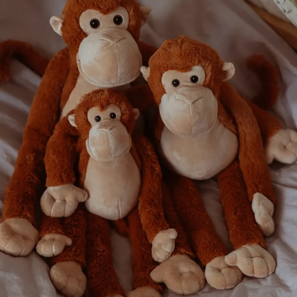 Drei weiche, braune Plüschaffen als Gewichts-Kuscheltiere aus der Tierwelt Themenwelt, ideal als Geschenk und Spielzeug für Kinder.