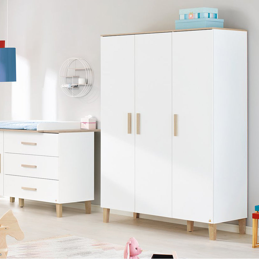 Moderner dreitüriger Kleiderschrank Lumi aus der Kinderzimmer Möbel Kollektion für praktische Aufbewahrung im Kinderzimmer Neu gestaltet.
