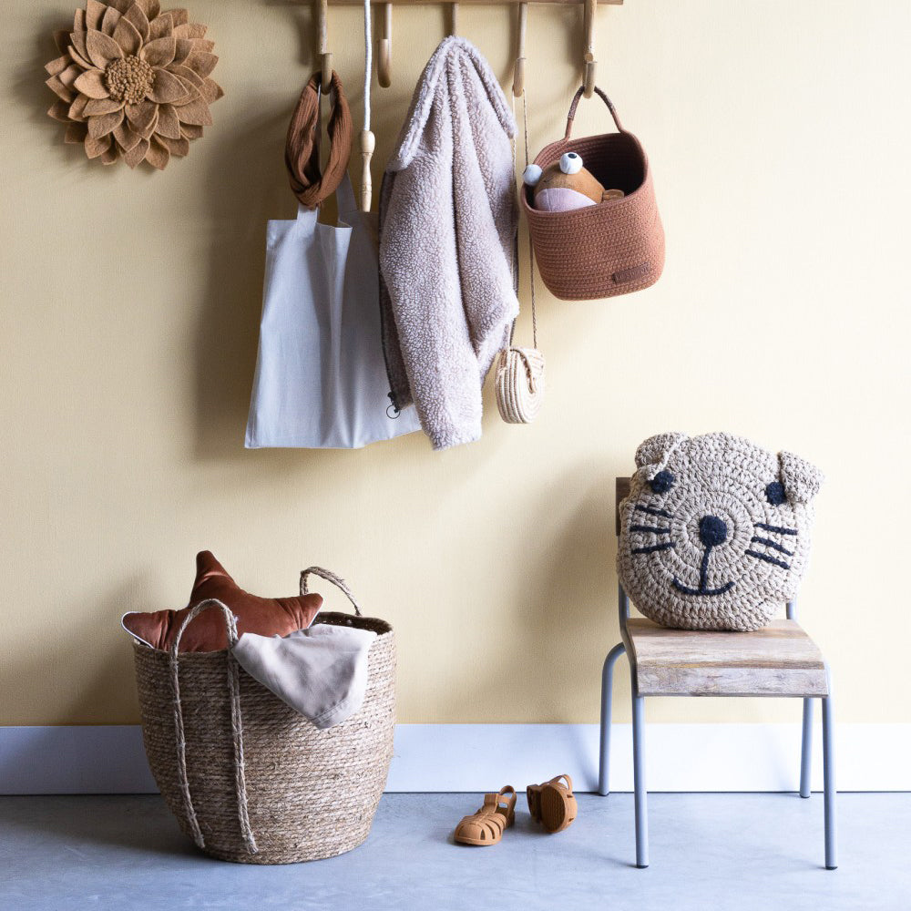 Handgehäkeltes Kissen Tierwelt mit Katzenmotiv, 38 cm Durchmesser, aus weicher Baumwolle, ideal als Kuschelfreund fürs Kinderzimmer.