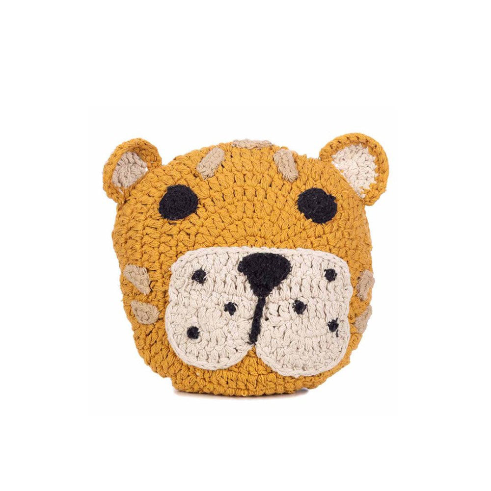 Handgehäkeltes Kissen in Form eines Leopardenkopfes aus weicher Baumwolle, 38 cm Durchmesser, ideal als Kuschelfreund und Deko im Kinderzimmer.