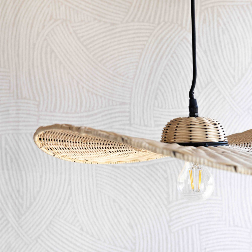Hängelampe Vaian aus naturfarbenem Rattan mit weiter, eleganter Form und schwarzem Kabel für stimmungsvolles Licht im Kinderzimmer.