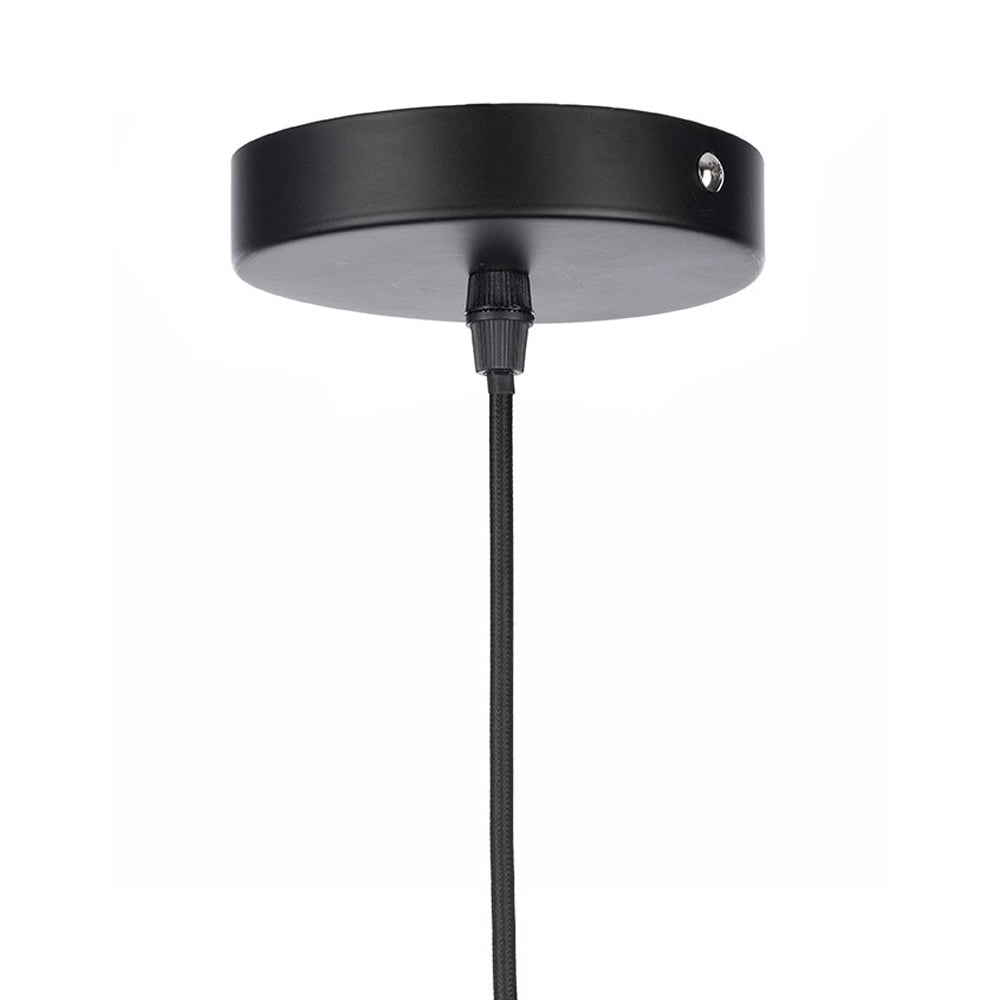 Hängelampe Vaian aus Rattan in Naturfarbe mit schwarzem Kabel und E27-Fassung für warme, natürliche Beleuchtung im Zuhause.