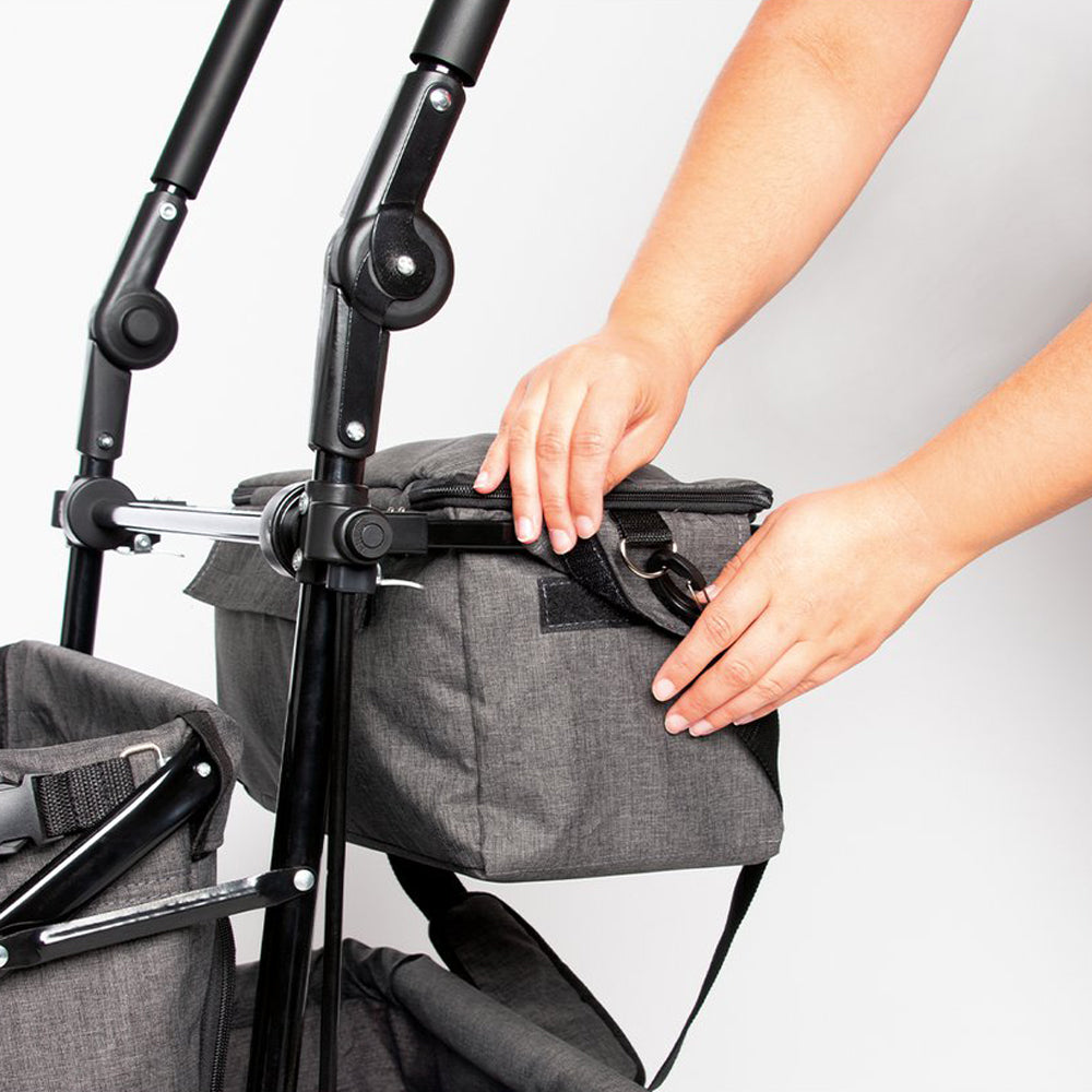 Person befestigt praktisches Zubehör am klappbaren Bollerwagen Handwagen mit Sonnendach und Bremse aus Spielzeug & Spiele Kollektion.