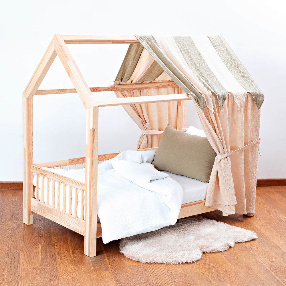 Hausbett mit Zirkuszelt-Betthimmel aus Baumwoll-Musselin, 100 cm breit, luftiges Design für gemütliche Kinderzimmeratmosphäre.