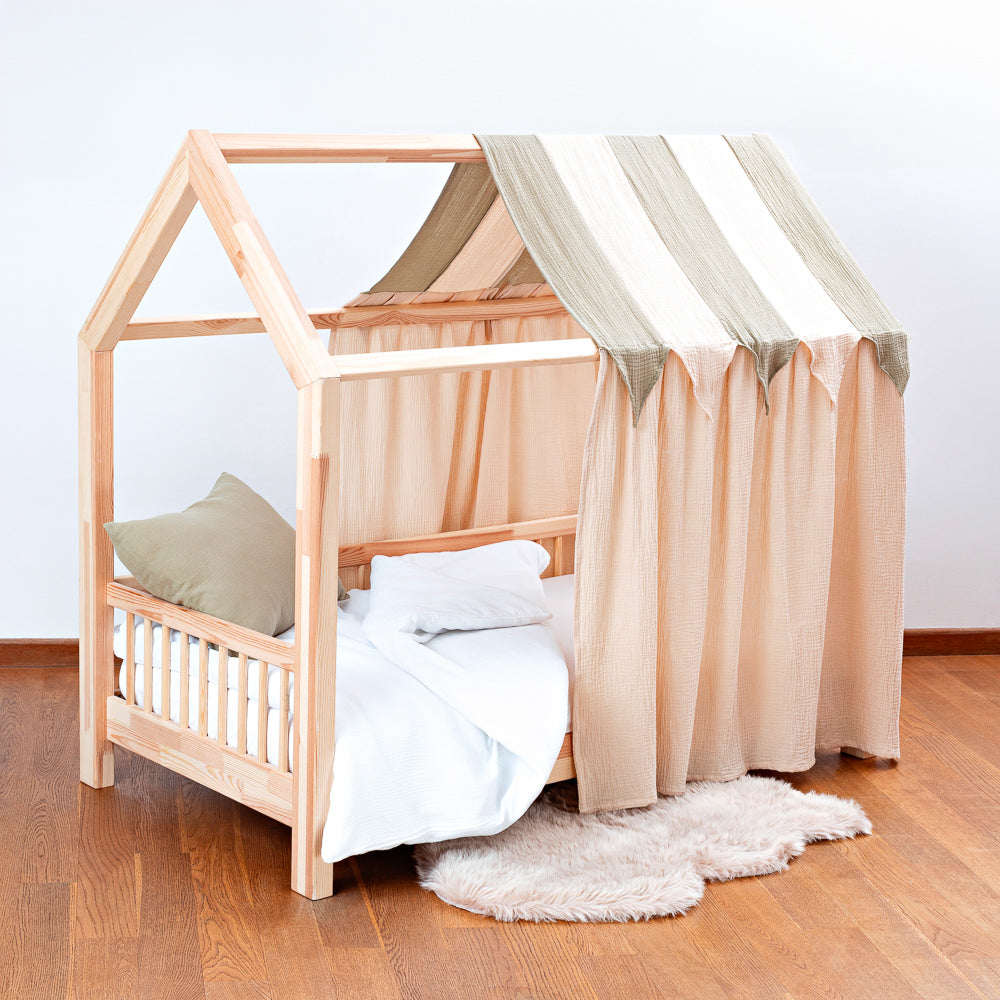 Kinderbett mit Hausbett-Himmel aus Baumwoll-Musselin in Zirkus-Streifen, 100 cm breit, gemütlich und dekorativ fürs Kinderzimmer.