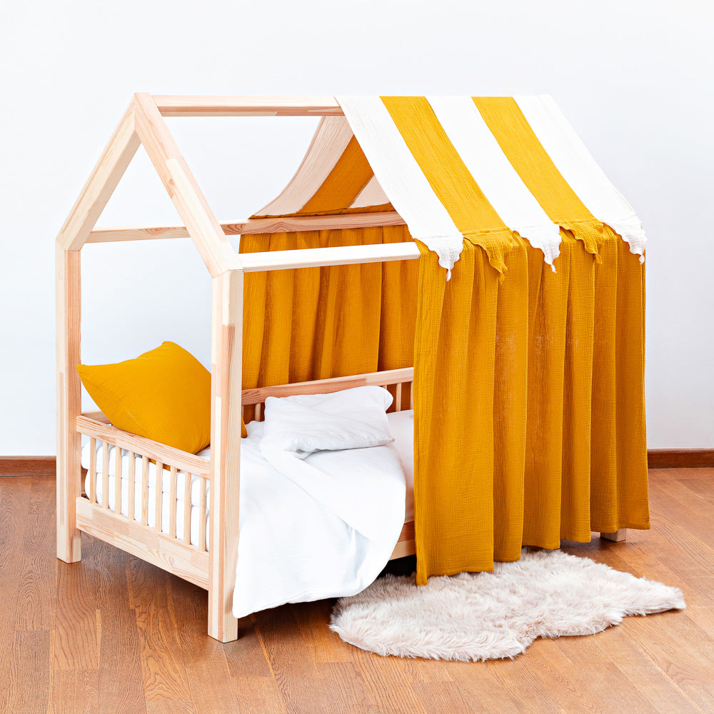 Kinderhausbett mit Zirkuszelt-Betthimmel aus Baumwoll-Musselin in Senfgelb und Creme, atmungsaktiv und kindgerecht gestaltet.