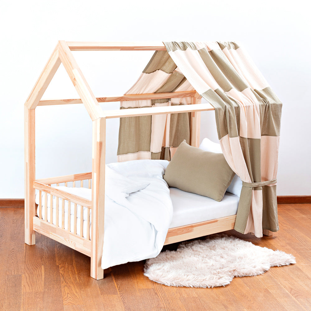 Kinderbett mit naturfarbenem, kariertem Musselin-Betthimmel in sanften Creme- und Olivtönen, gemütlich und stilvoll für jedes Kinderzimmer.