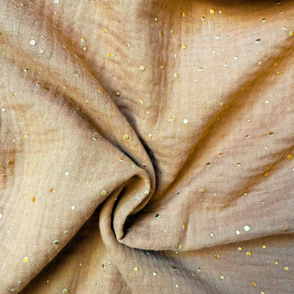 Natürlicher Musselin-Stoff in warmem Beige mit goldenen Akzenten, weich und atmungsaktiv für ein gemütliches Kinderzimmer-Ambiente.