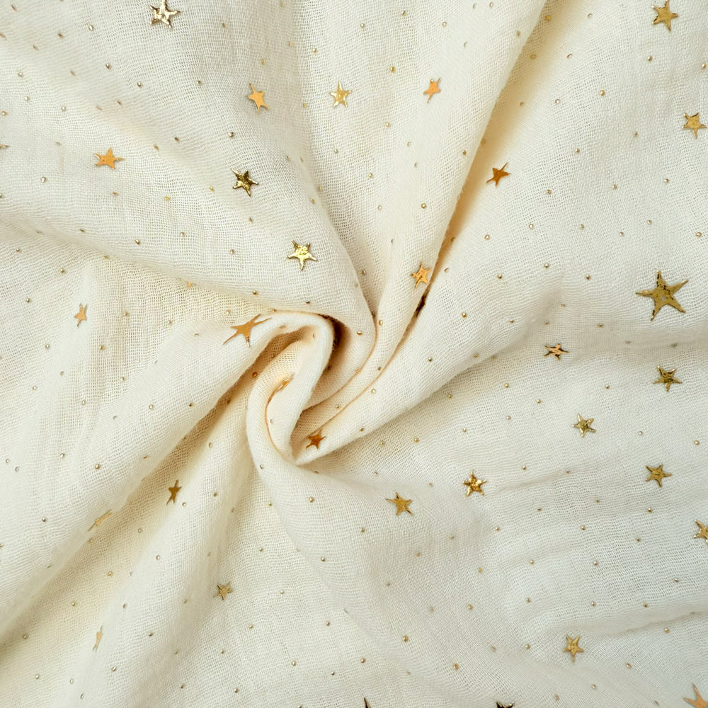 Weicher Baumwoll-Musselin in Creme mit zarten goldenen Sternen, ideal für Hausbett-Himmel im Kinderzimmer.