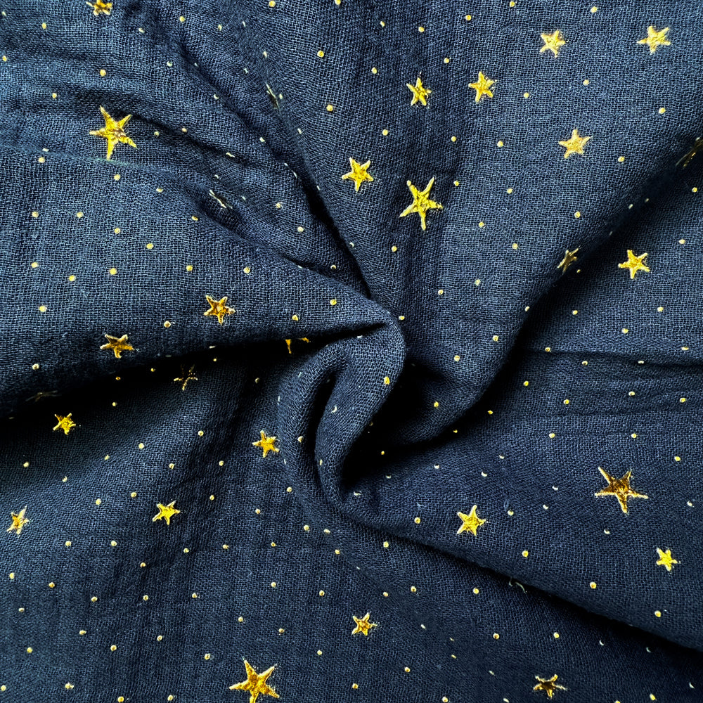 Dunkelblauer Musselin-Stoff mit goldenen Sternen als edler Hausbett-Himmel für gemütliche und magische Kinderzimmer-Atmosphäre.