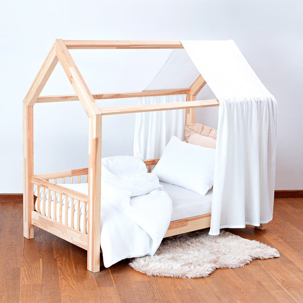 Kinderbett mit hellem Musselin-Himmel 50 cm breit, luftig und weich, schafft eine gemütliche und einladende Atmosphäre im Zimmer.