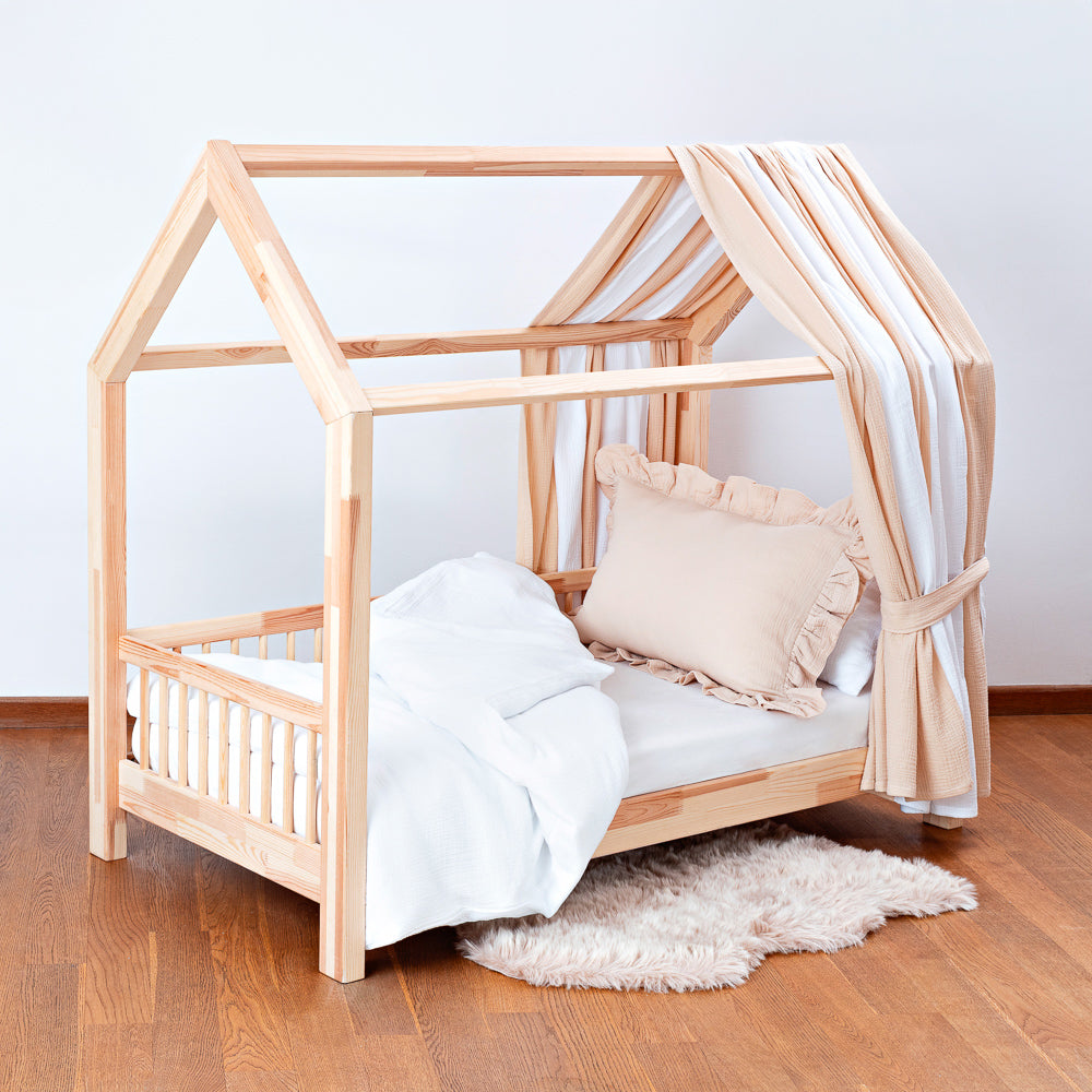 Kinderbett mit Hausbett-Himmel aus gestreiftem Baumwoll-Musselin, 150 cm breit, für eine gemütliche und sichere Rückzugszone im Kinderzimmer.