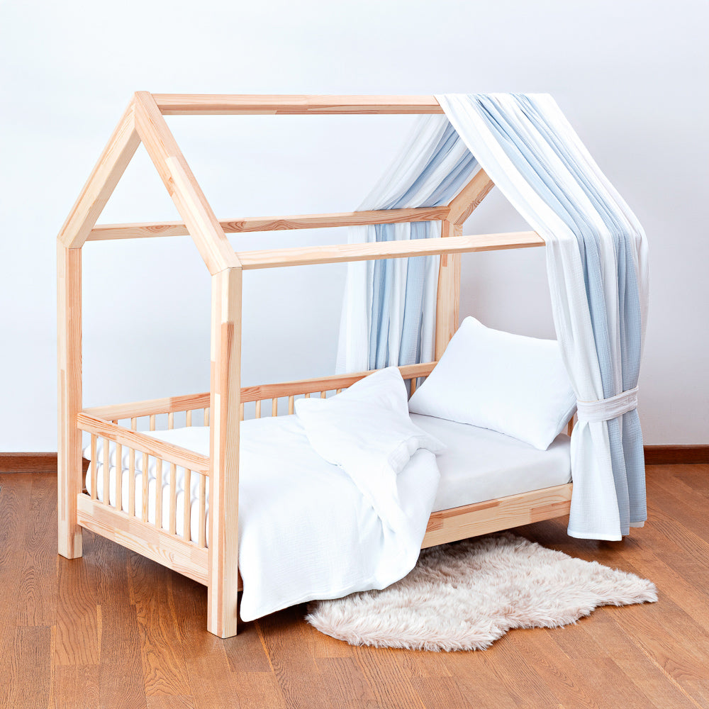 Hausbett aus Holz mit blau-weiß gestreiftem Musselin-Himmel, gemütlich und dekorativ für das Kinderzimmer, 150 cm breit.