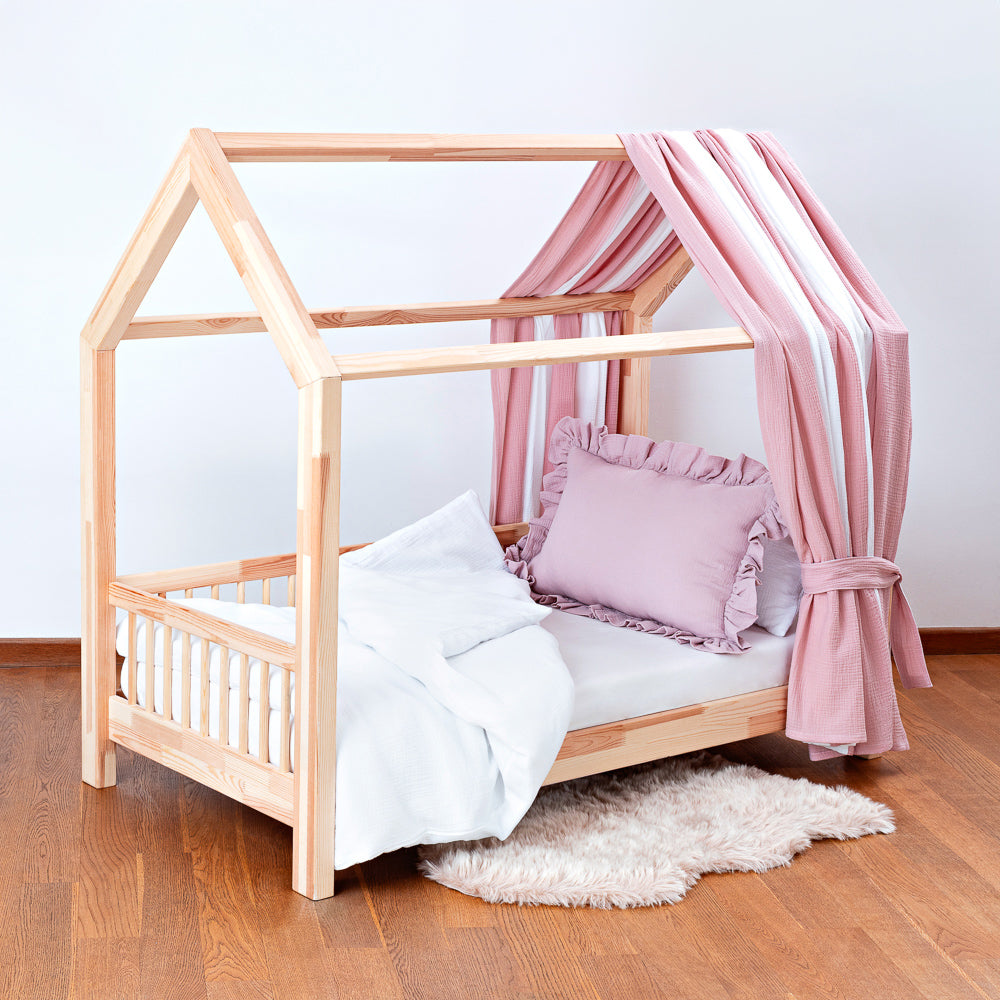 Hausbett mit breitem Musselin-Betthimmel in rosa Streifen, 150 cm breit, für ein gemütliches Kinderzimmer und ruhige Kuschelstunden.