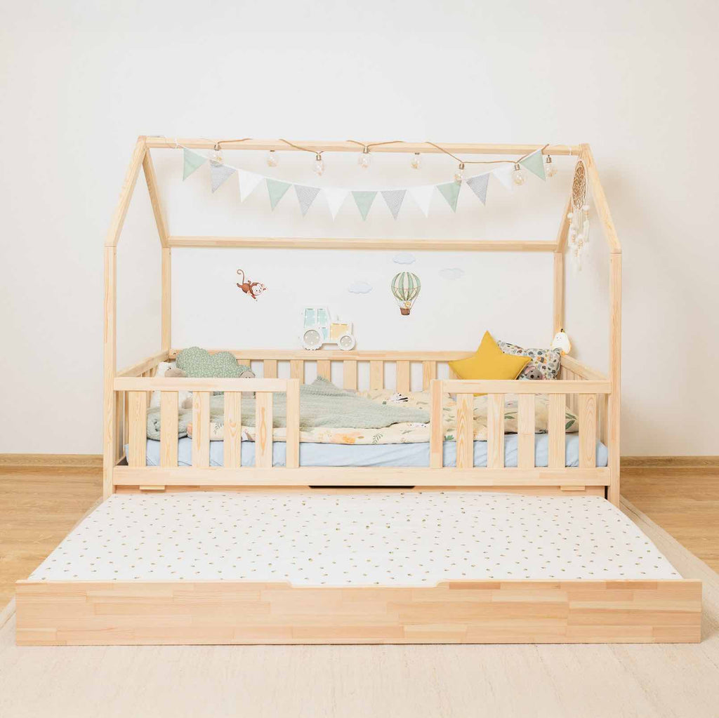 Hausbett Roko mit mittigem Einstieg & Ausziehbett aus FSC-zertifiziertem Kiefernholz in Natur, mit stabilem Lattenrost und Rausfallschutz.