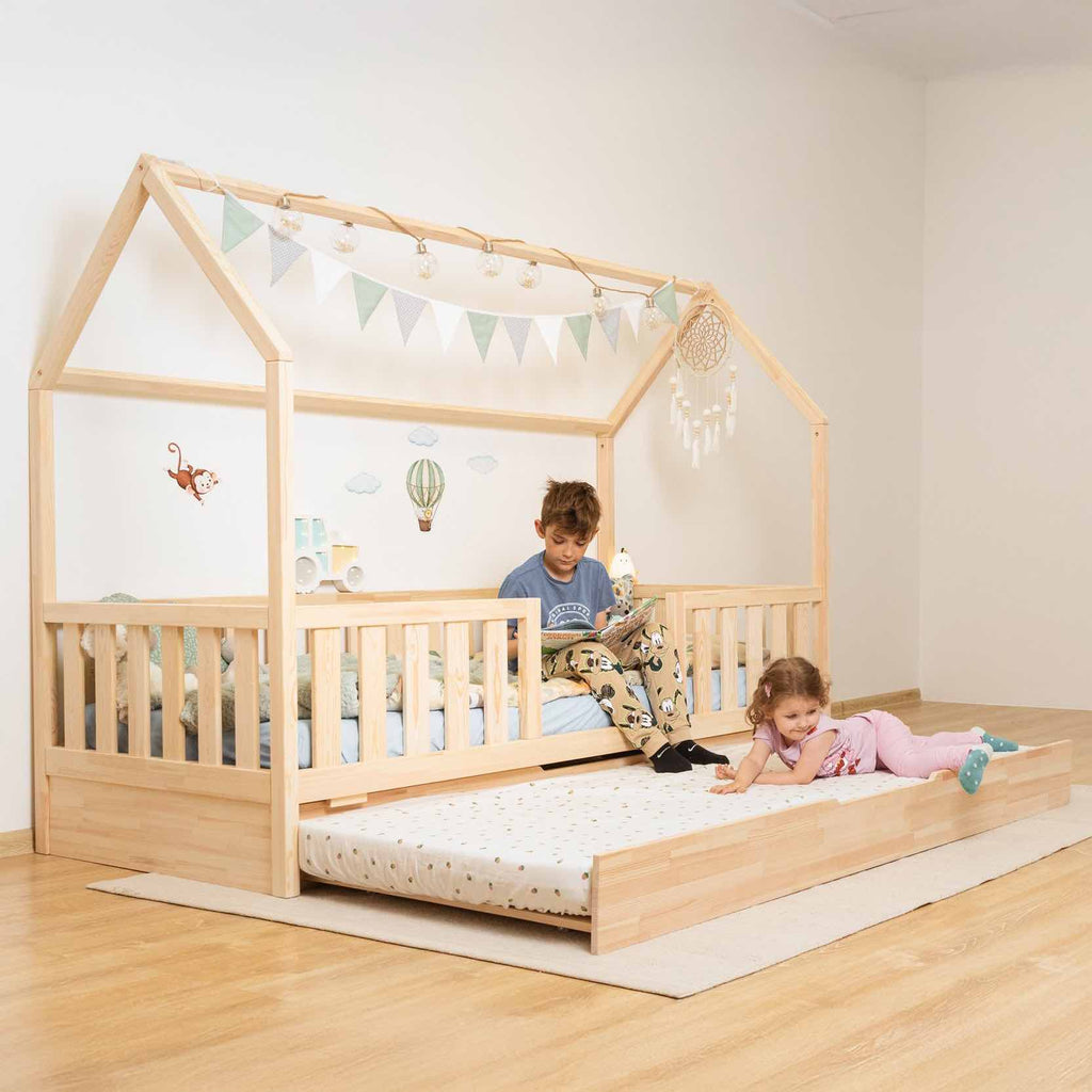 Hausbett Roko mit mittigem Einstieg & Ausziehbett aus FSC-Kiefernholz, sicher und praktisch für Kinder mit zusätzlichem ausziehbarem Gästebett.
