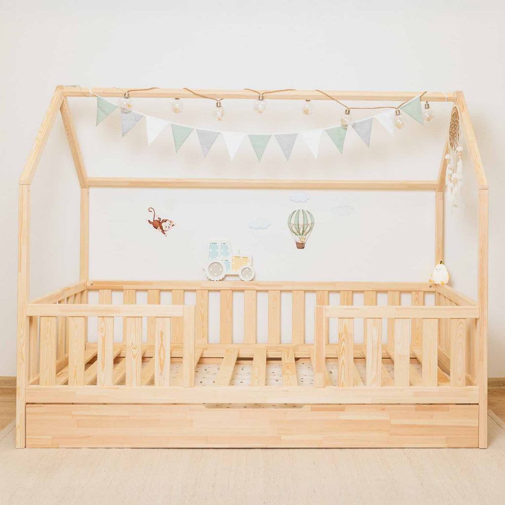 Hausbett Roko mit mittigem Einstieg & Ausziehbett aus FSC-zertifiziertem Kiefernholz in natürlicher Optik, sicher und funktional für Kinderzimmer.