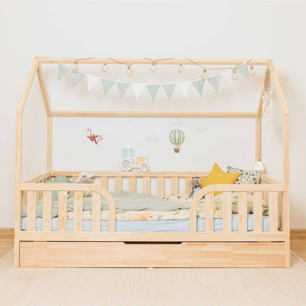 Hausbett Roko mit mittigem Einstieg & Ausziehbett aus FSC-zertifiziertem Kiefernholz, sicher und praktisch für dein Kinderzimmer.