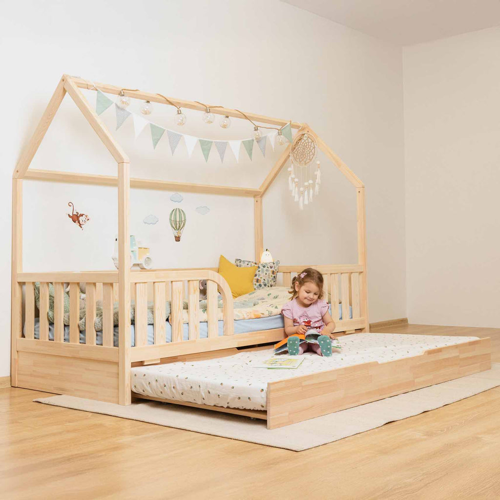 Hausbett Roko mit mittigem Einstieg & Ausziehbett aus FSC-zertifiziertem Kiefernholz, sicher und praktisch für Kinderzimmer.