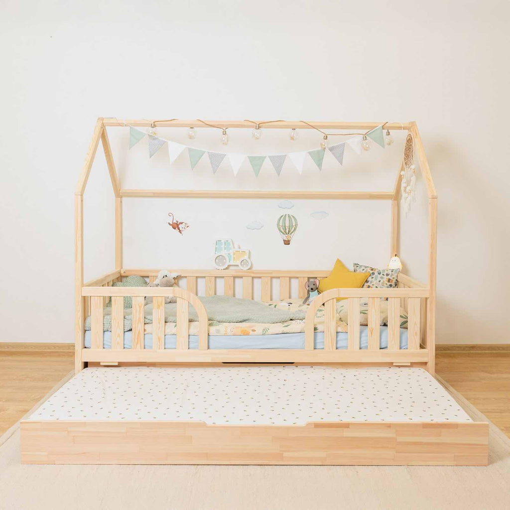 Hausbett Roko mit mittigem Einstieg & Ausziehbett aus FSC-zertifiziertem Kiefernholz in natürlicher Optik, sicher und vielseitig für Kinderzimmer.