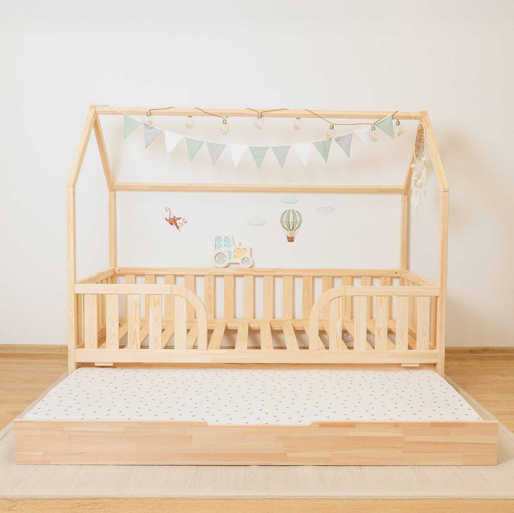 Hausbett Roko mit mittigem Einstieg & Ausziehbett aus FSC-zertifiziertem Kiefernholz in Natur, sicher und praktisch für Kinderzimmer.
