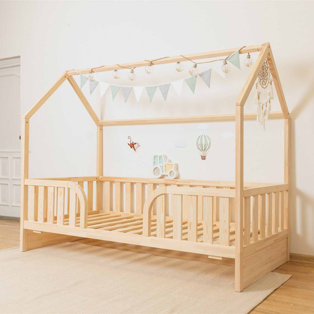 Hausbett Roko mit mittigem Einstieg & Ausziehbett aus FSC-zertifiziertem Kiefernholz in natürlicher Optik, sicher und praktisch für Kinderzimmer.