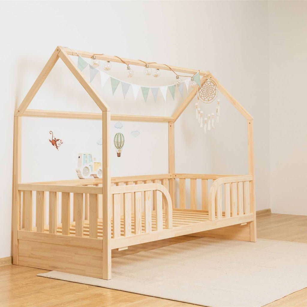 Hausbett Roko mit mittigem Einstieg & Ausziehbett aus FSC-Kiefernholz, natürlich, sicher und platzsparend für Kinderzimmer.